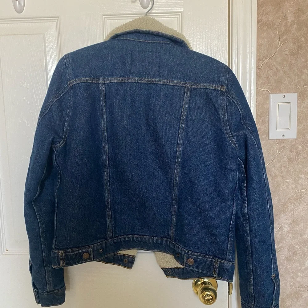 Levi's Women’s Blue Denim Jacket with Sherpa Lining - Picture 2 of 3